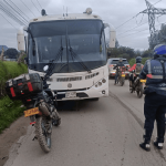 Bus escolar varado genera congestión en la vía Suba–Cota