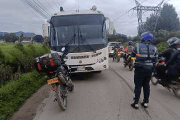 Bus escolar varado genera congestión en la vía Suba–Cota