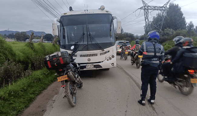 Bus escolar varado genera congestión en la vía Suba–Vota