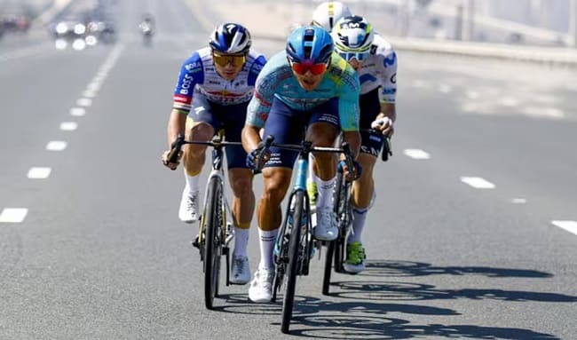 Tejada y Martínez arriba en la París-Niza a la espera de la montaña