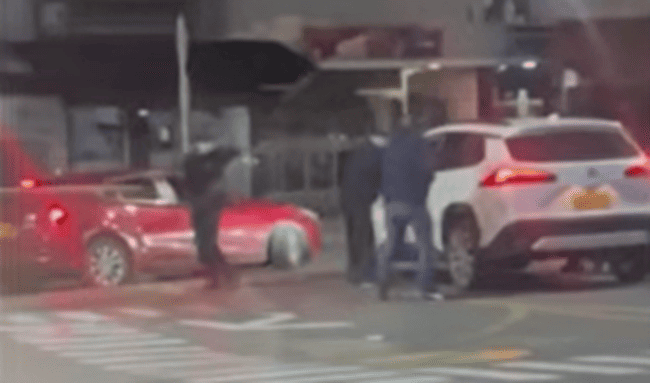 Roban camioneta a familia en Usaquén: delincuentes armados actuaron en plena vía pública