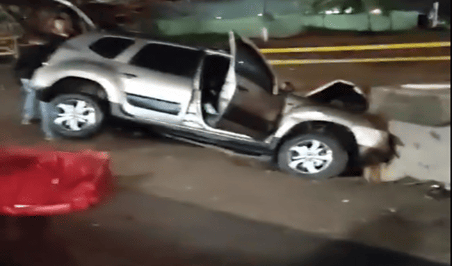 Aparatoso accidente en la autopista Norte: camioneta terminó volcada en un socavón