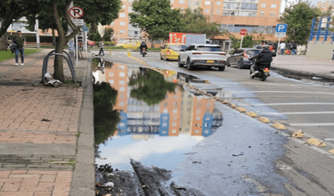 Denuncian empozamiento de agua en ciclorruta cerca de Plaza Imperial en Suba