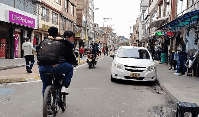 Comerciantes de La Gaitana denuncian caída del 70 % en ventas por cierre de la calle 139 tras socavón