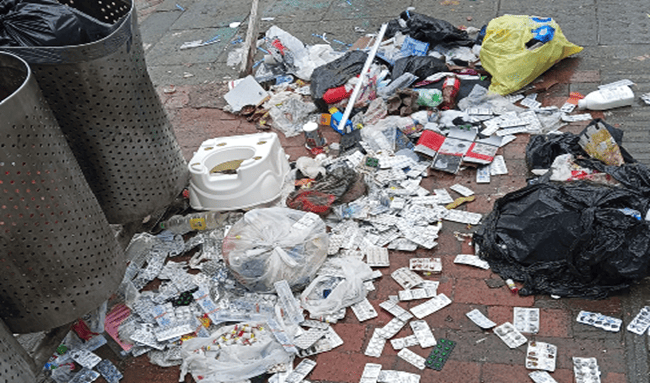 Grave contaminación en Suba: ciudadanos denuncian abandono de medicamentos frente al colegio Gonzalo Arango