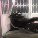 Motociclista resultó gravemente herido tras chocar contra una vivienda en Kennedy