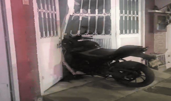 Motociclista resultó gravemente herido tras chocar contra una vivienda en Kennedy