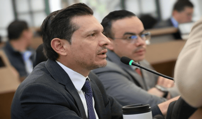 Burocracia frena operación de 300 motocicletas de la Policía en Bogotá, denuncia MIRA concejal Samir Bedoya