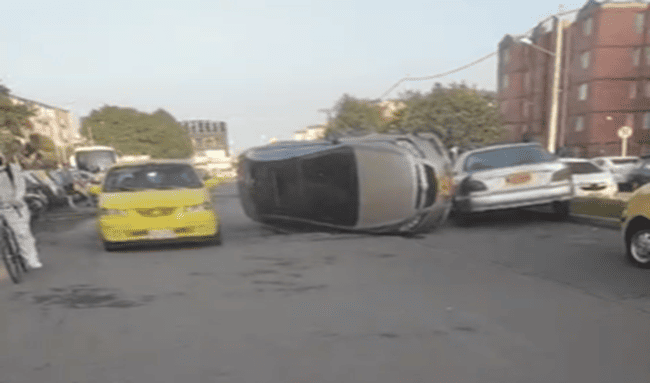 Fuerte siniestro vial en San Andrés Afidro, Suba: vehículo terminó volcado en la madrugada