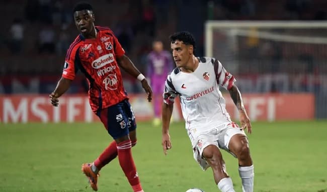 Medellín reacciona a tiempo y rescata un punto frente a Estudiantes