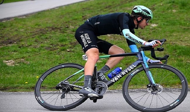 Seixas sobrevive al «infierno» de Basauri y guarda el maillot amarillo