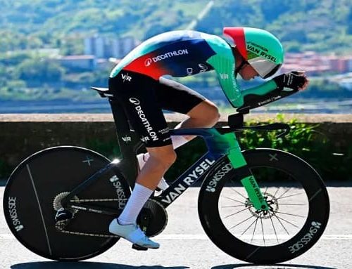 Paul Seixas sorprende en Bilbao y se viste de líder en la Vuelta al País Vasco