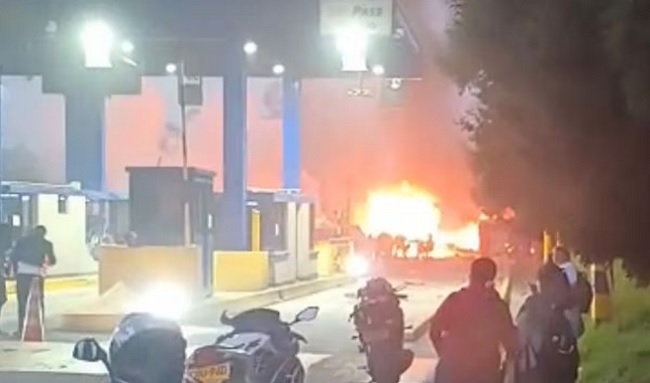 Grave emergencia en el peaje Casablanca, Zipa-Ubate: explosión tras accidente múltiple deja heridos y víctimas fatales