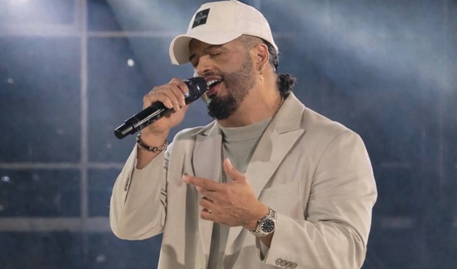 El cantante vallenato Nelson Velásquez se encuentra en el centro de la polémica tras su presentación en la cárcel de Itagüí, en Medellín, hecho que ya es materia de investigación por parte de la Fiscalía General de la Nación.