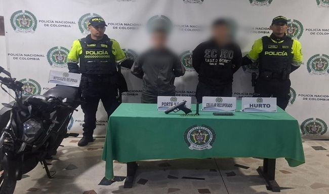 Capturados en Kennedy dos hombres por hurto de motocicleta en Suba: iban armados