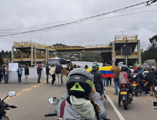 Protesta por alza del predial bloquea vía La Calera en Bogotá