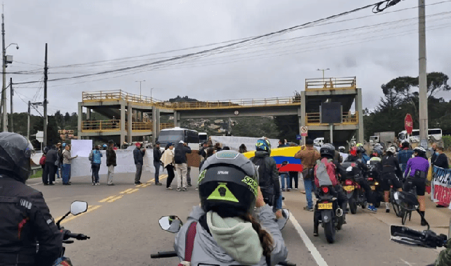 Protesta por alza del predial bloquea vía La Calera en Bogotá