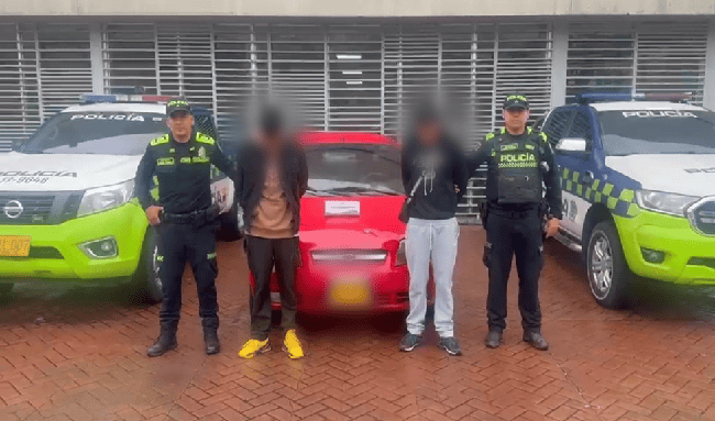 Capturan a dos hombres y recuperan vehículo robado en Bogotá