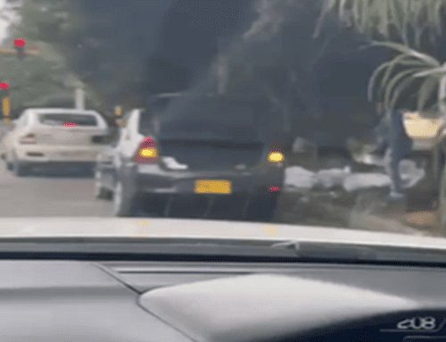 Captan a conductora arrojando basura en vía pública del norte de Bogotá