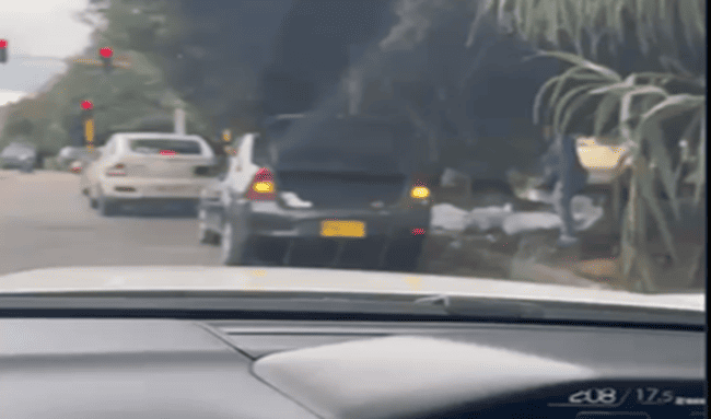 Captan a conductora arrojando basura en vía pública del norte de Bogotá