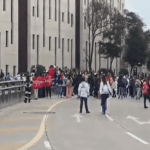 Vendedores ambulantes bloquean la Calle 34 en protesta contra el Decreto 117 de 2026