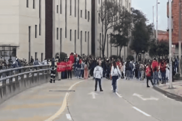 Vendedores ambulantes bloquean la Calle 34 en protesta contra el Decreto 117 de 2026