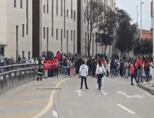 Vendedores ambulantes bloquean la Calle 34 en protesta contra el Decreto 117 de 2026