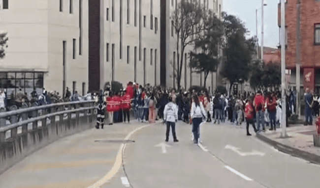Vendedores ambulantes bloquean la Calle 34 en protesta contra el Decreto 117 de 2026