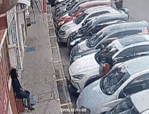 Inseguridad en Suba: cámaras captan hurto de espejos a vehículo en Puerta del Sol.