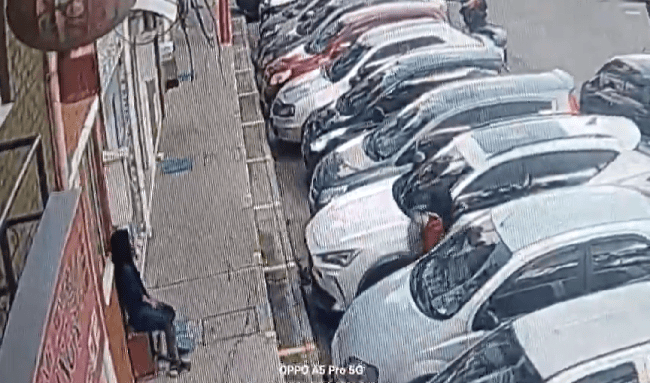 Inseguridad en Suba: cámaras captan hurto de espejos a vehículo en Puerta del Sol.