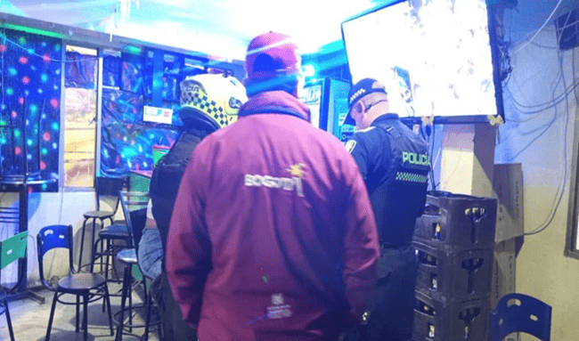 Operativo en Suba deja licor adulterado incautado, arma decomisada y locales cerrados