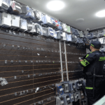 Golpe al contrabando en Bogotá: incautan 122 celulares robados y millonaria mercancía ilegal