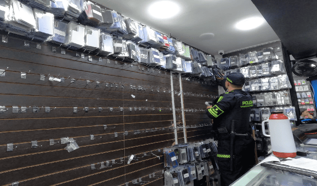 Golpe al contrabando en Bogotá: incautan 122 celulares robados y millonaria mercancía ilegal