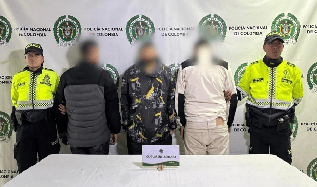 Capturan a tres personas por intentar robar un furgón en Puente Aranda