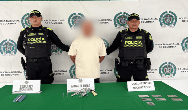 Capturan a hombre armado en velorio: tenía cinco cédulas en su poder