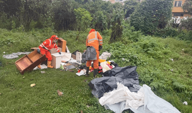 Retiran 30 toneladas de residuos de la Quebrada Salitrosa en Suba durante jornada de limpieza