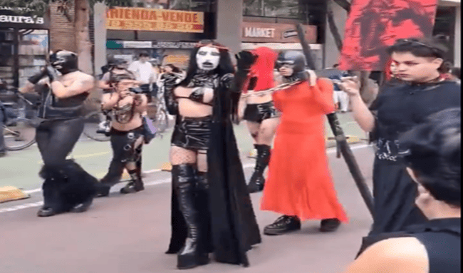 Desfile con simbología satánica alteró celebración religiosa en iglesia del centro de Bogotá