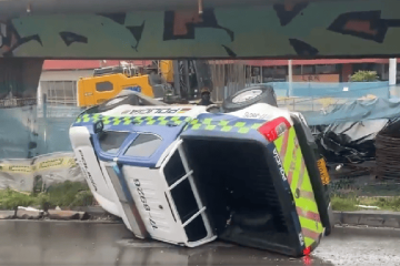 Volcamiento de camioneta de la Policía en la Caracas con 76 deja un lesionado y genera congestión en Chapinero