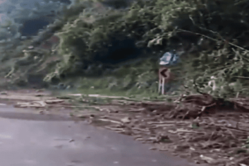 Derrumbes mantienen bloqueada vía La Mesa–Mosquera: viajeros completan más de 12 horas varados