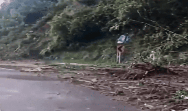 Derrumbes mantienen bloqueada vía La Mesa–Mosquera: viajeros completan más de 12 horas varados