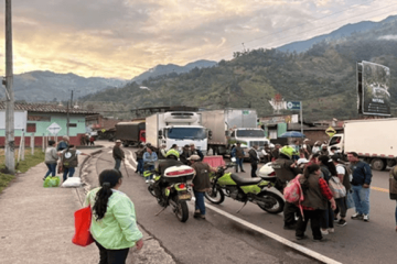 Protesta campesina complica movilidad en la vía a La Línea: advierten posible bloqueo total