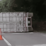 Camión se volcó en la vía La Vega–Villeta y reportan saqueo de la carga