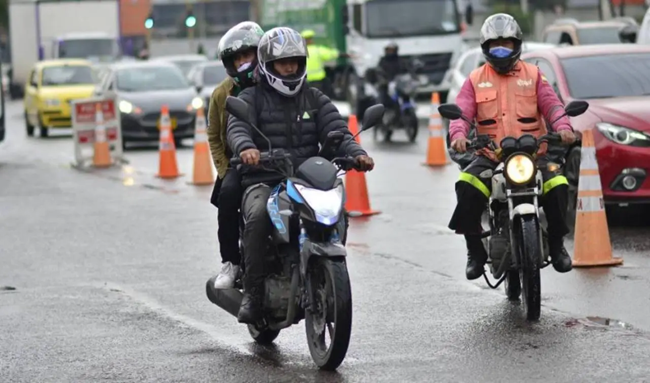 Hasta 40 motos por minuto invaden andenes en Kennedy: peatones en riesgo, ¿y en Suba cómo estamos?