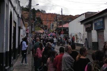 Masivas filas en los puestos de votación de Suba marcan el inicio de la jornada electoral 2026