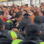 Altercado en estación de TransMilenio entre personal de seguridad y usuario