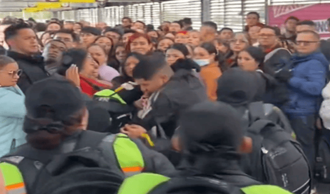 Altercado en estación de TransMilenio entre personal de seguridad y usuario