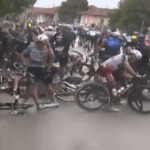 Fuerte caída en el Giro de Italia dejó hospitalizado al colombiano Santiago Buitrago