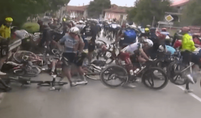 Fuerte caída en el Giro de Italia dejó hospitalizado al colombiano Santiago Buitrago