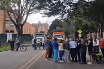 Protesta en Colina Campestre, Suba,  por basuras y malos olores