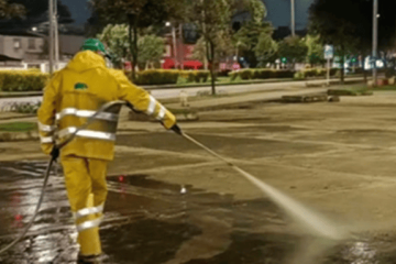 Más de 520 canchas de fútbol: la dimensión del lavado de áreas públicas en Bogotá